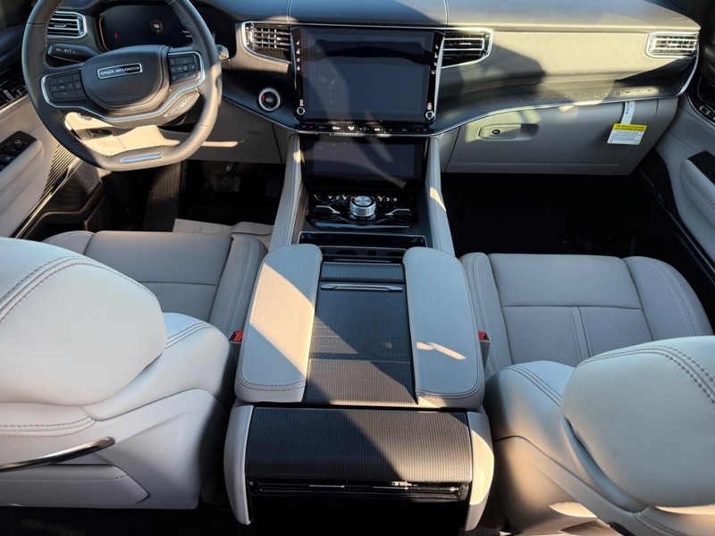 Jeep Grand Wagoneer Vehicle Full-screen Gallery Image 15