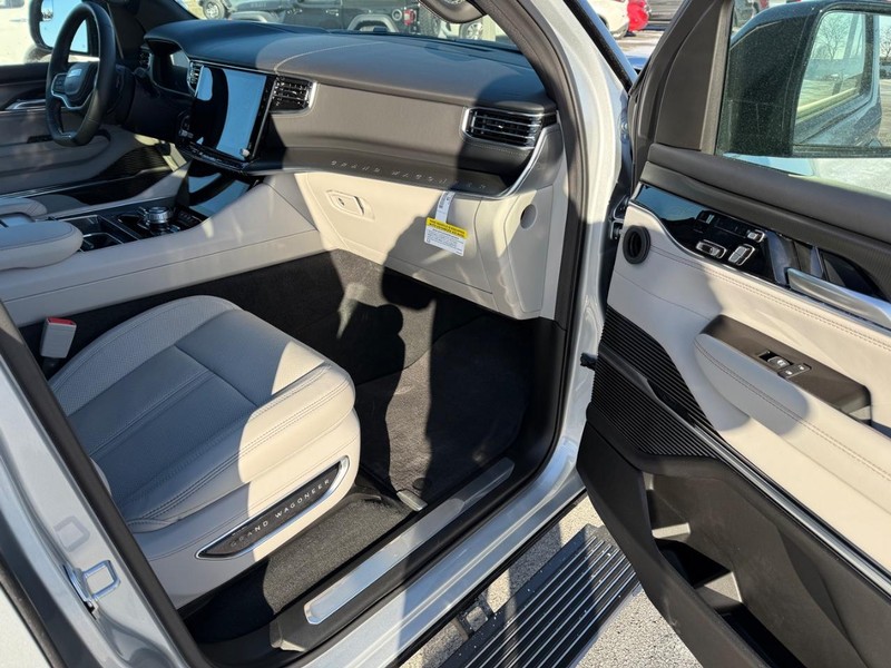 Jeep Grand Wagoneer Vehicle Full-screen Gallery Image 17