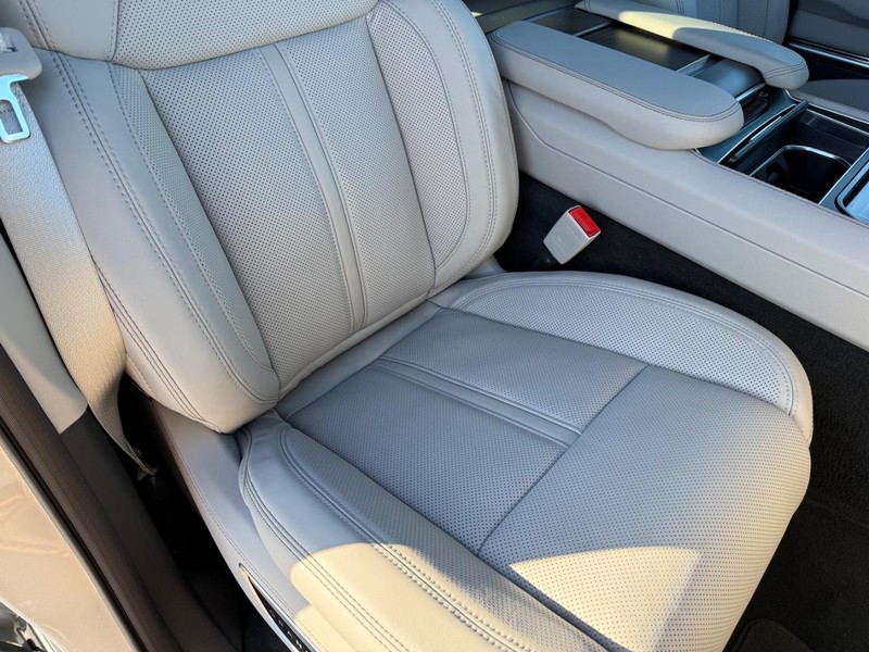 Jeep Grand Wagoneer Vehicle Full-screen Gallery Image 18