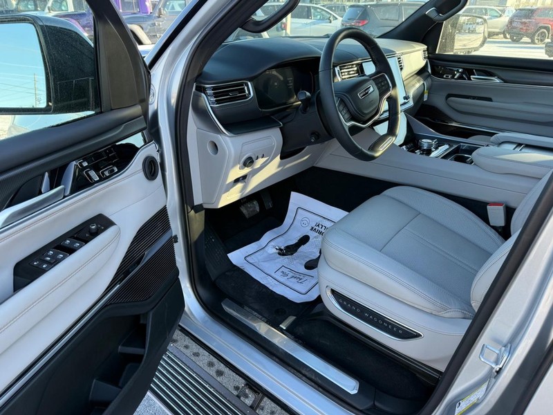 Jeep Grand Wagoneer Vehicle Full-screen Gallery Image 19