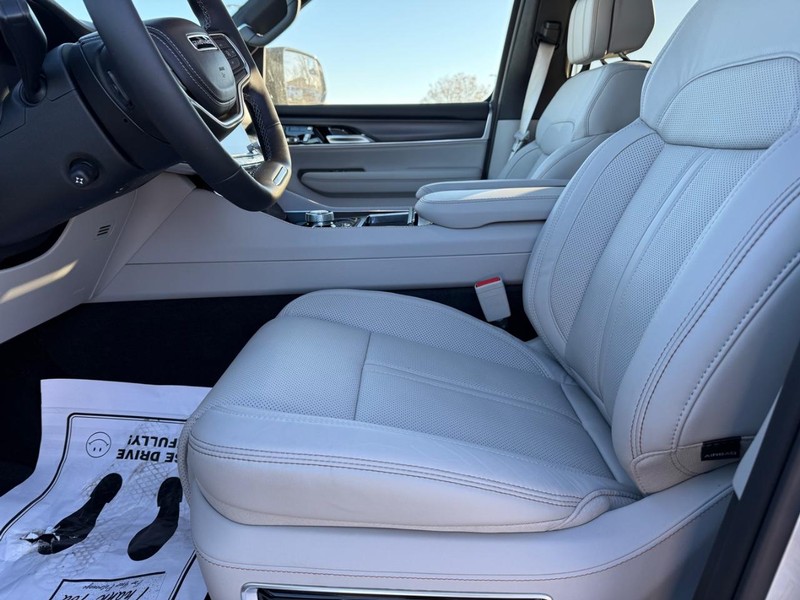 Jeep Grand Wagoneer Vehicle Full-screen Gallery Image 20