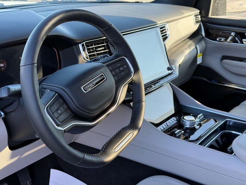 Jeep Grand Wagoneer Vehicle Full-screen Gallery Image 21