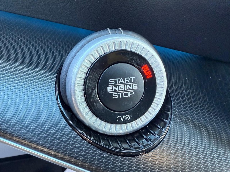 Jeep Grand Wagoneer Vehicle Full-screen Gallery Image 24