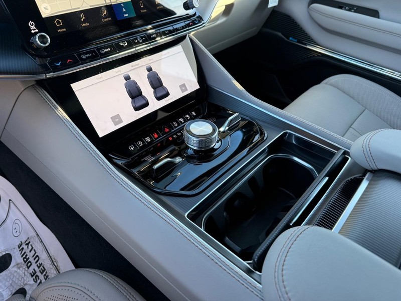 Jeep Grand Wagoneer Vehicle Full-screen Gallery Image 27