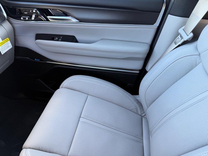 Jeep Grand Wagoneer Vehicle Full-screen Gallery Image 28