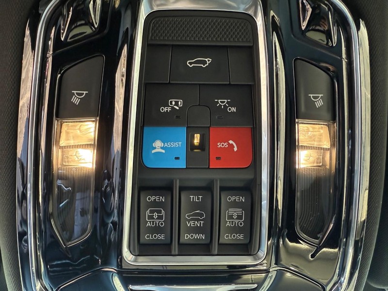 Jeep Grand Wagoneer Vehicle Full-screen Gallery Image 29