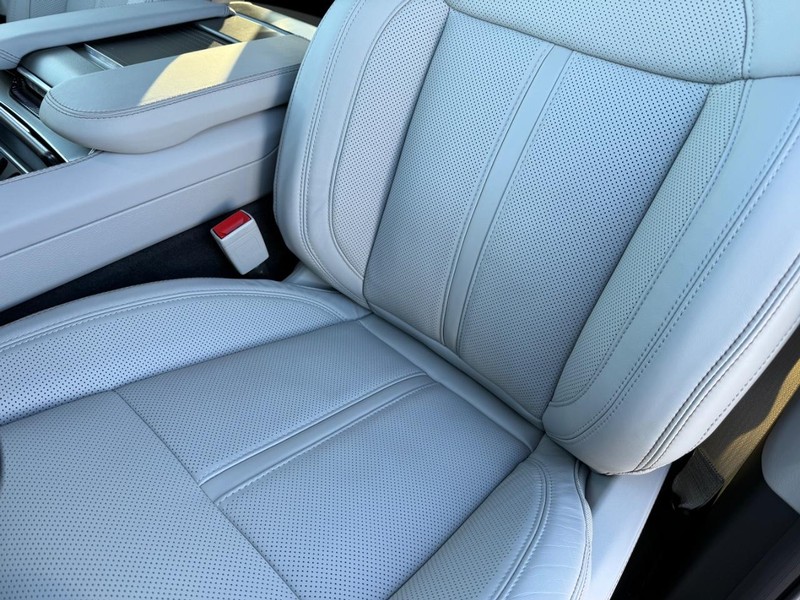 Jeep Grand Wagoneer Vehicle Full-screen Gallery Image 32