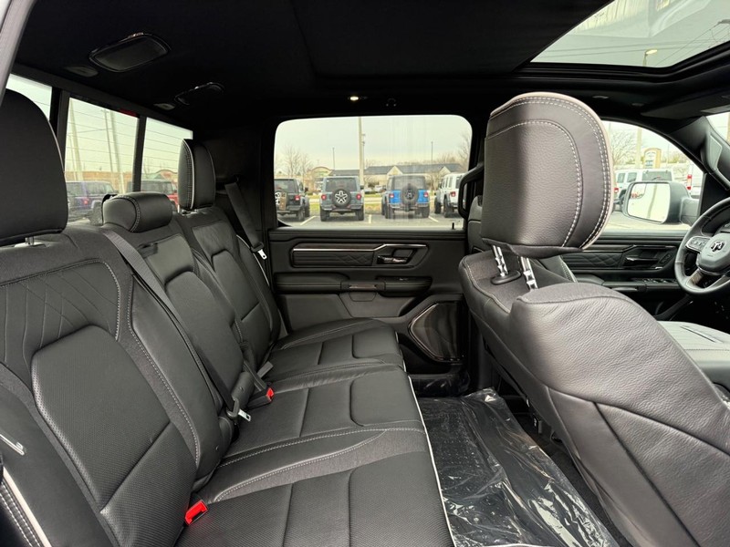 Ram 1500 Vehicle Full-screen Gallery Image 11