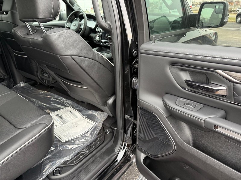 Ram 1500 Vehicle Full-screen Gallery Image 12