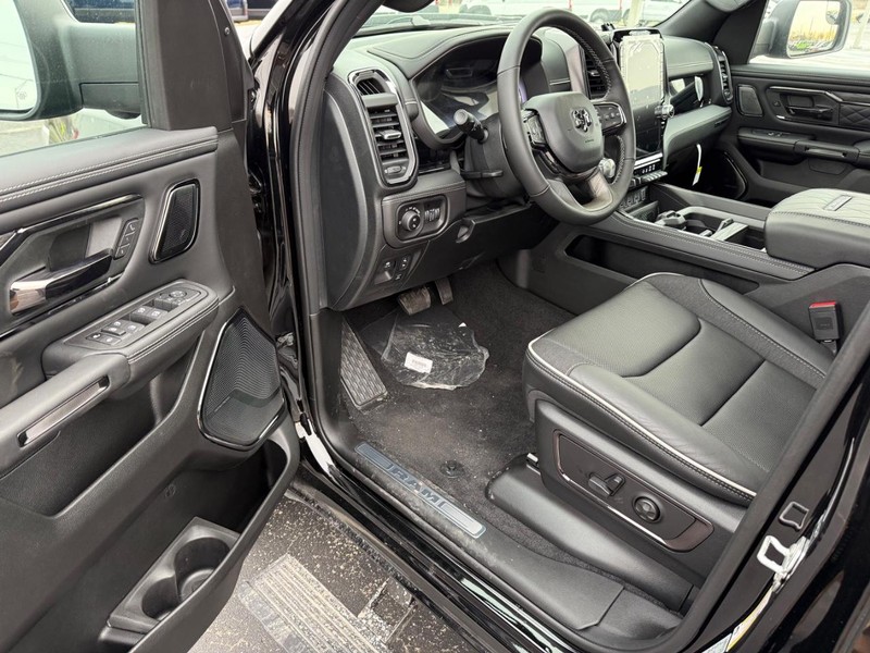 Ram 1500 Vehicle Full-screen Gallery Image 18