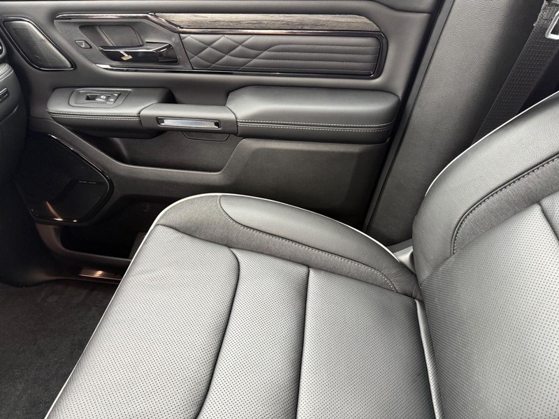 Ram 1500 Vehicle Full-screen Gallery Image 27