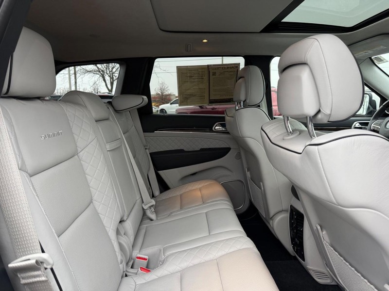 Jeep Grand Cherokee Vehicle Full-screen Gallery Image 12