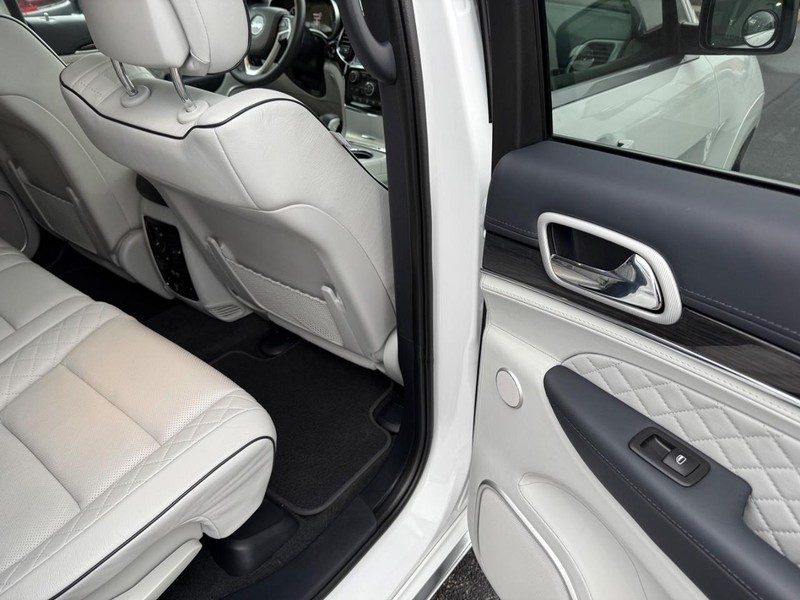 Jeep Grand Cherokee Vehicle Full-screen Gallery Image 13