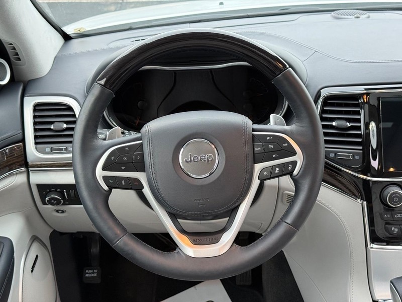 Jeep Grand Cherokee Vehicle Full-screen Gallery Image 16