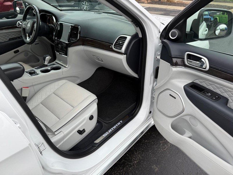 Jeep Grand Cherokee Vehicle Full-screen Gallery Image 17