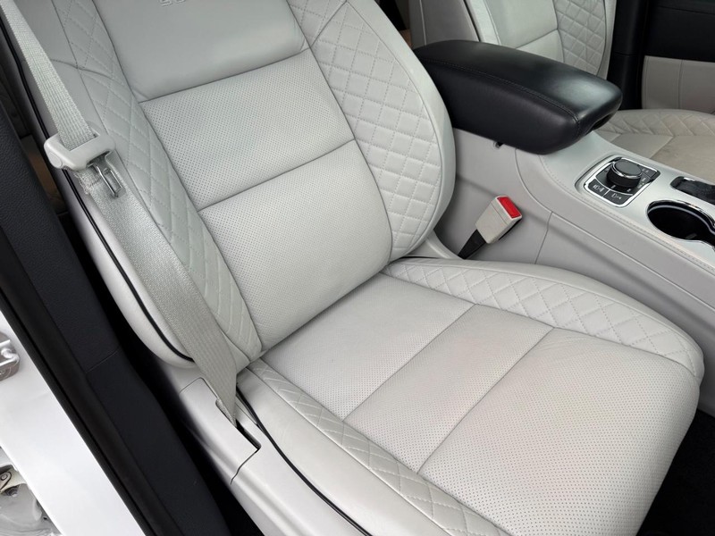 Jeep Grand Cherokee Vehicle Full-screen Gallery Image 18