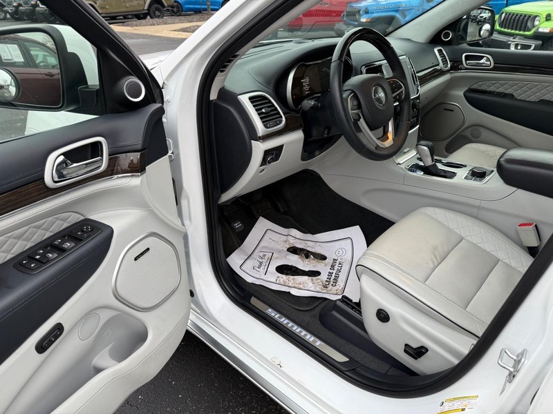 Jeep Grand Cherokee Vehicle Full-screen Gallery Image 19