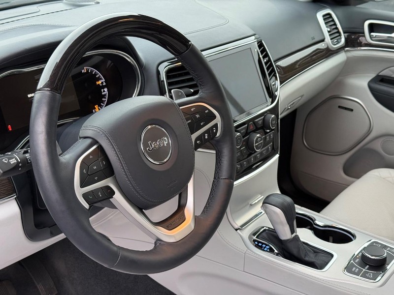 Jeep Grand Cherokee Vehicle Full-screen Gallery Image 21