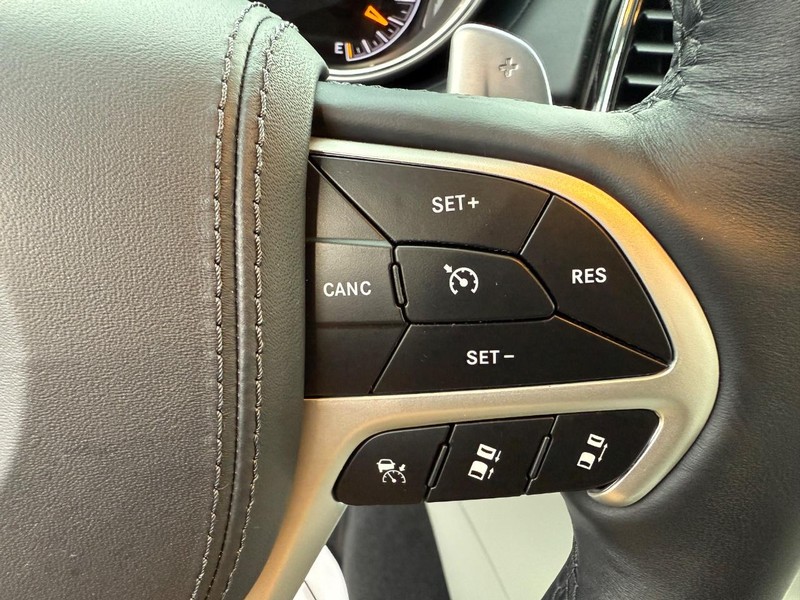 Jeep Grand Cherokee Vehicle Full-screen Gallery Image 23