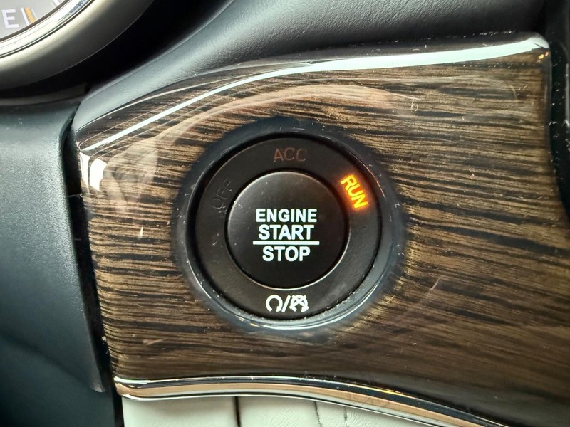 Jeep Grand Cherokee Vehicle Full-screen Gallery Image 24