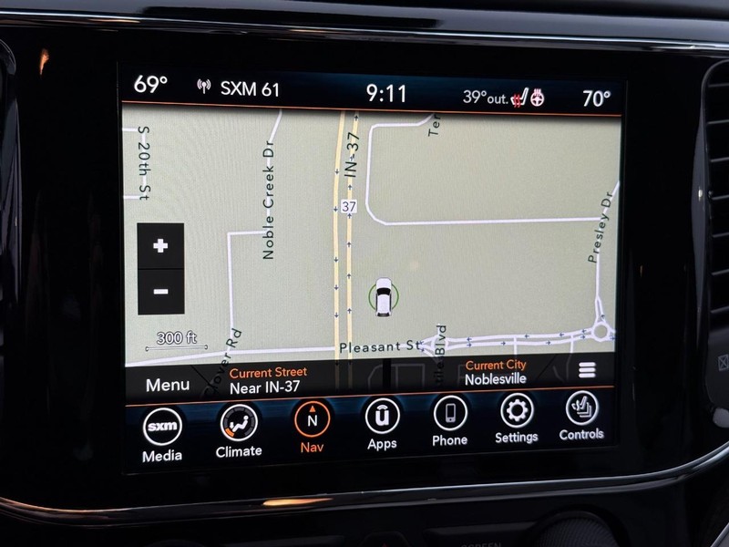 Jeep Grand Cherokee Vehicle Full-screen Gallery Image 25