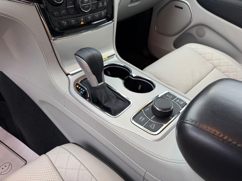 Jeep Grand Cherokee Vehicle Full-screen Gallery Image 29