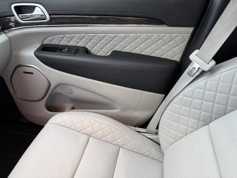 Jeep Grand Cherokee Vehicle Full-screen Gallery Image 30