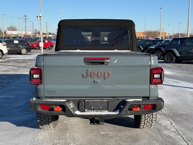 Jeep Gladiator Vehicle Full-screen Gallery Image 4