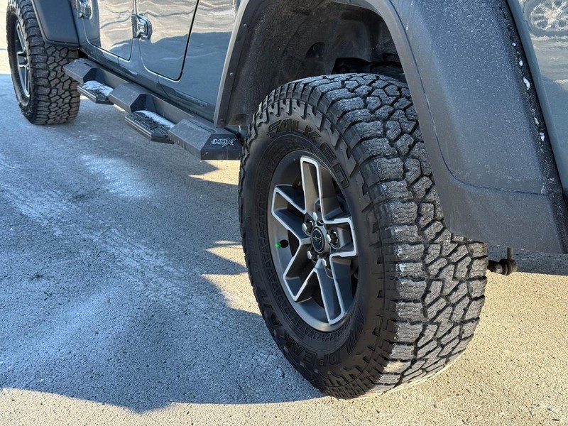 Jeep Gladiator Vehicle Full-screen Gallery Image 6