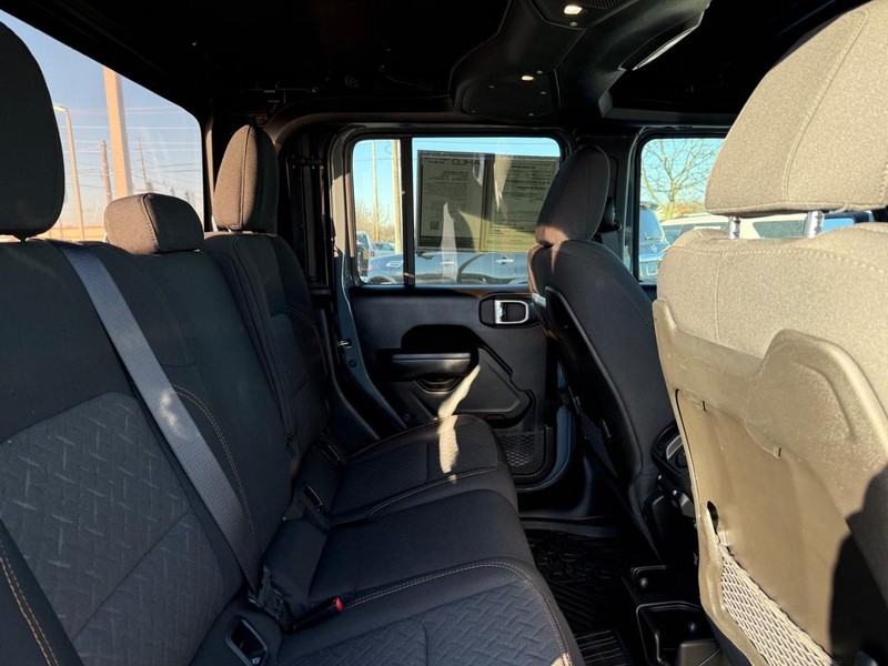 Jeep Gladiator Vehicle Full-screen Gallery Image 10