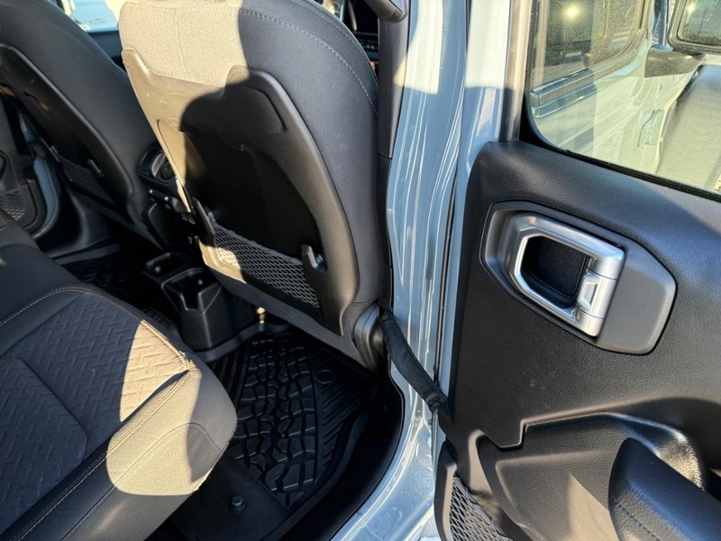 Jeep Gladiator Vehicle Full-screen Gallery Image 11