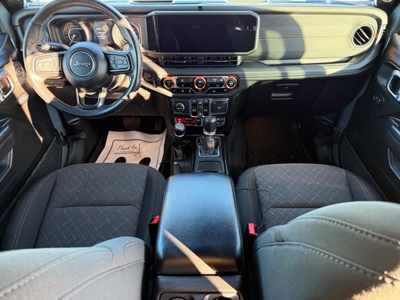 Jeep Gladiator Vehicle Full-screen Gallery Image 12