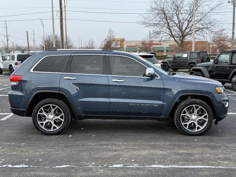 Jeep Grand Cherokee Vehicle Full-screen Gallery Image 2