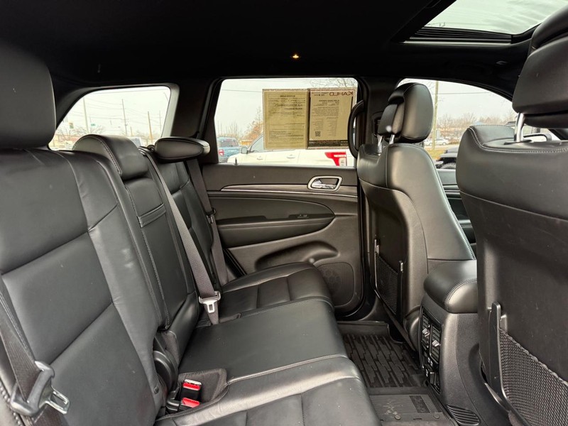 Jeep Grand Cherokee Vehicle Full-screen Gallery Image 12
