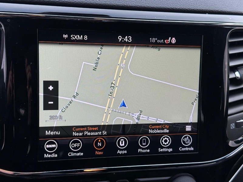 Jeep Grand Cherokee Vehicle Full-screen Gallery Image 27