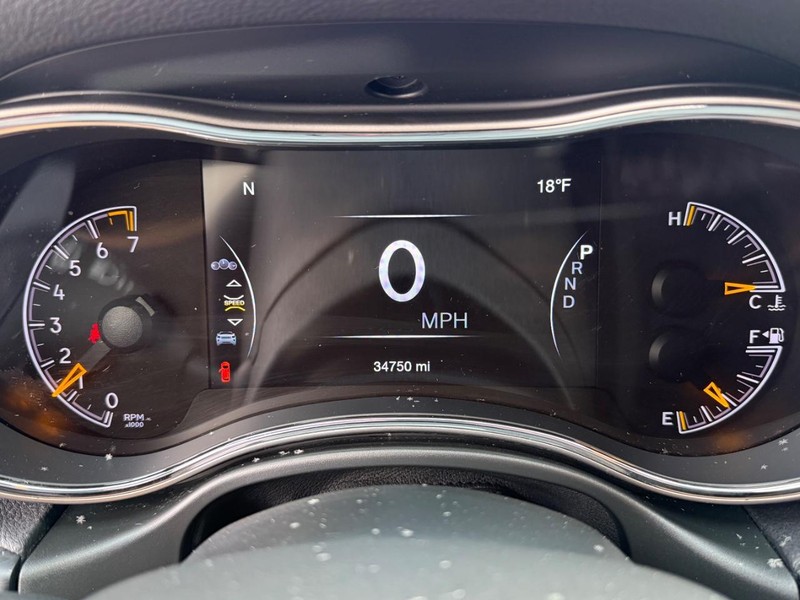 Jeep Grand Cherokee Vehicle Full-screen Gallery Image 32