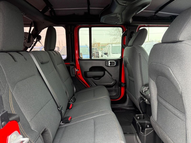 Jeep Wrangler Vehicle Full-screen Gallery Image 11