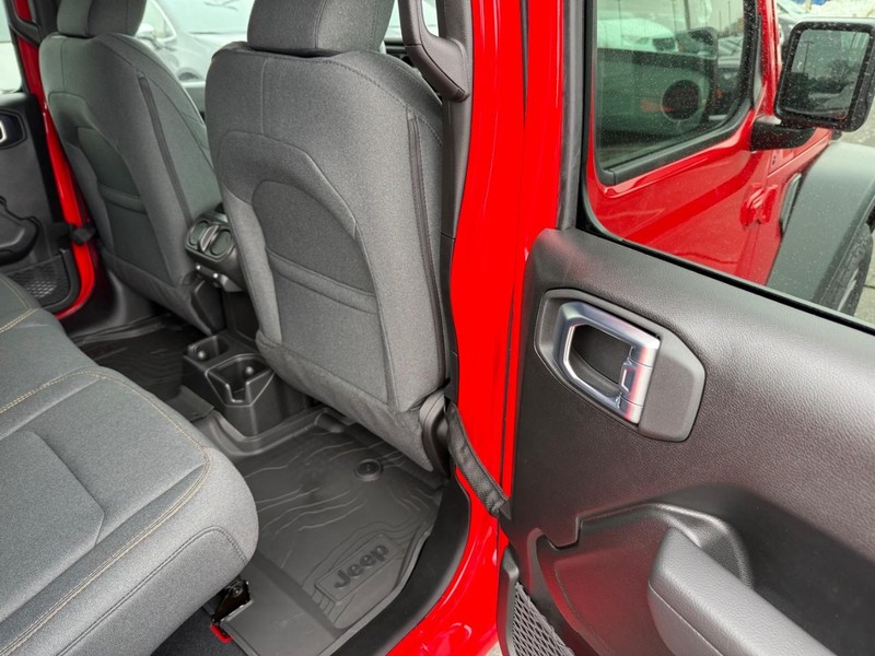 Jeep Wrangler Vehicle Full-screen Gallery Image 12