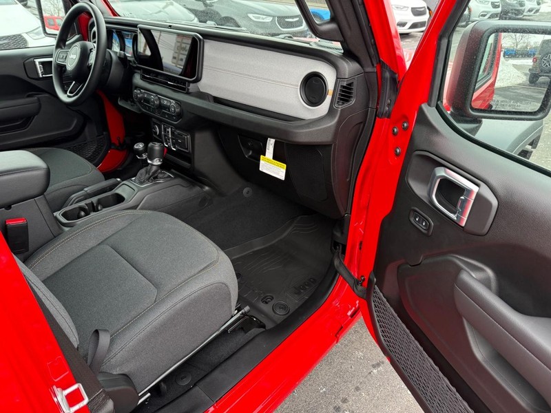 Jeep Wrangler Vehicle Full-screen Gallery Image 15