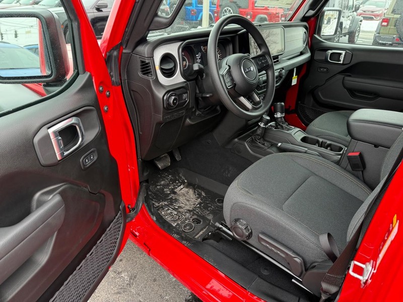 Jeep Wrangler Vehicle Full-screen Gallery Image 17