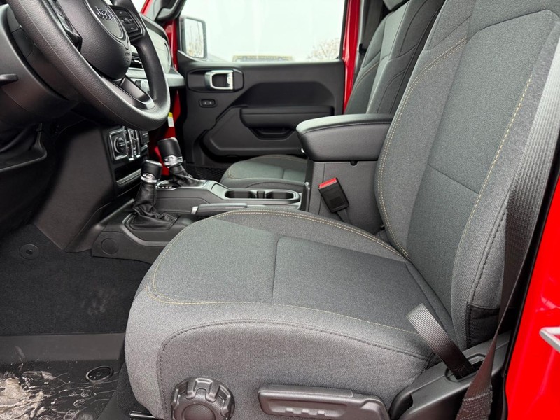 Jeep Wrangler Vehicle Full-screen Gallery Image 18