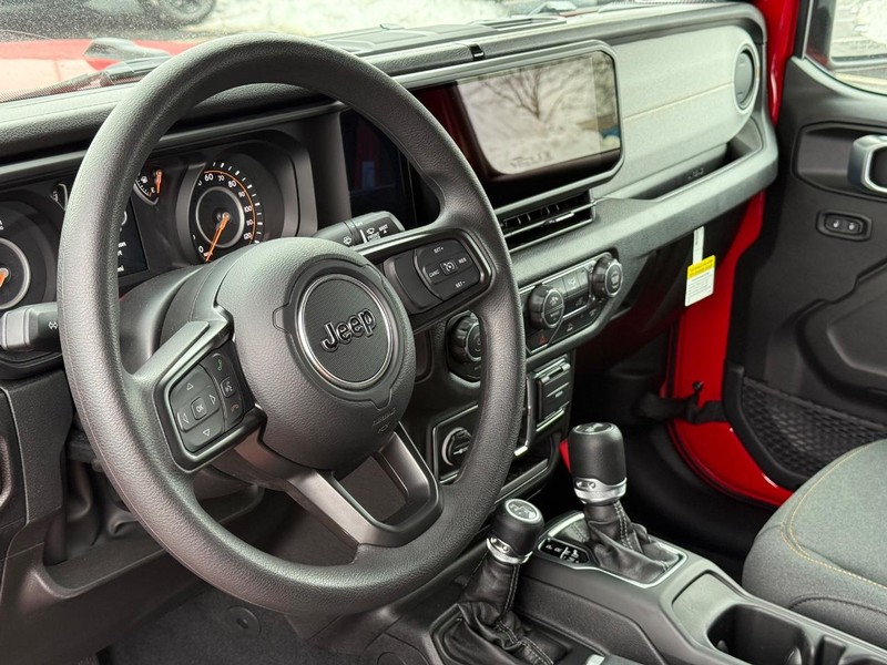 Jeep Wrangler Vehicle Full-screen Gallery Image 19