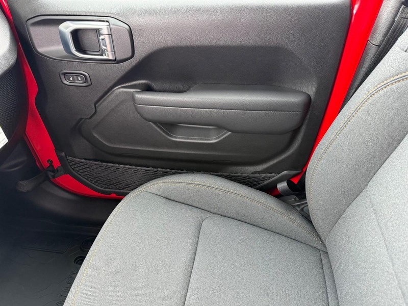 Jeep Wrangler Vehicle Full-screen Gallery Image 27