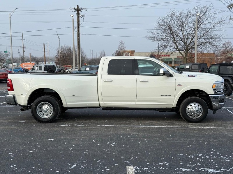 Ram 3500 Vehicle Full-screen Gallery Image 2