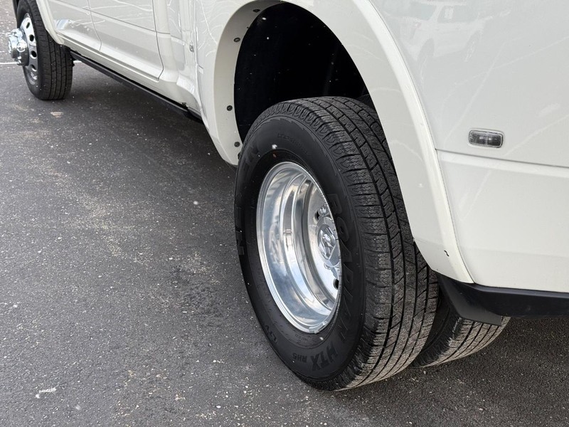 Ram 3500 Vehicle Full-screen Gallery Image 6
