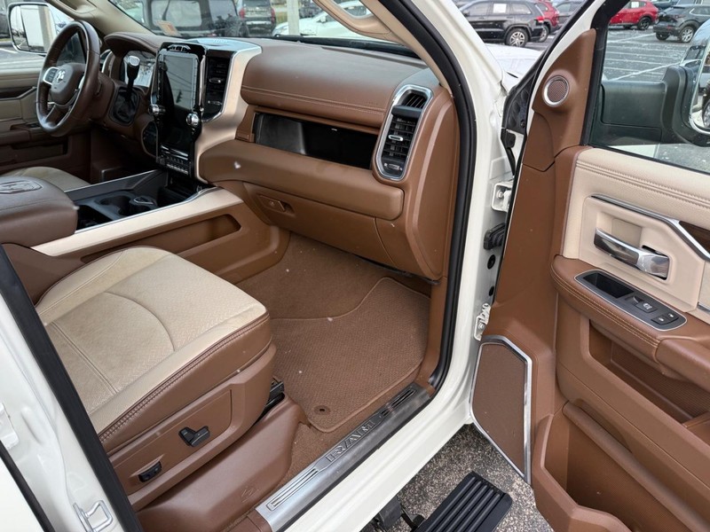 Ram 3500 Vehicle Full-screen Gallery Image 15