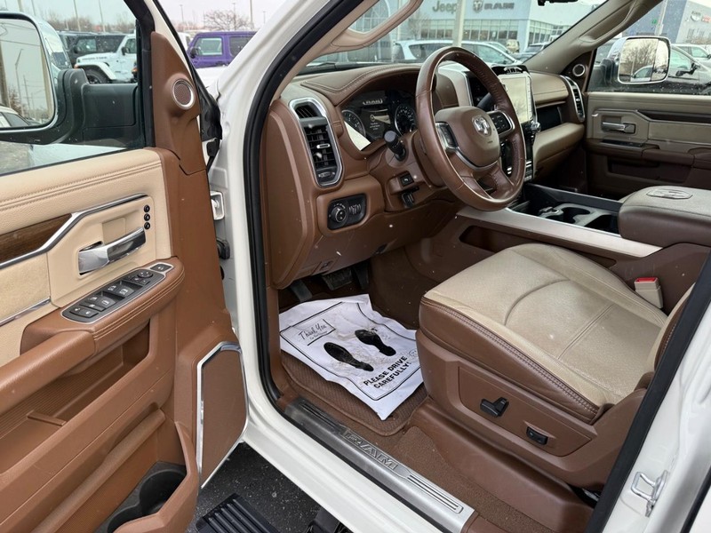 Ram 3500 Vehicle Full-screen Gallery Image 17