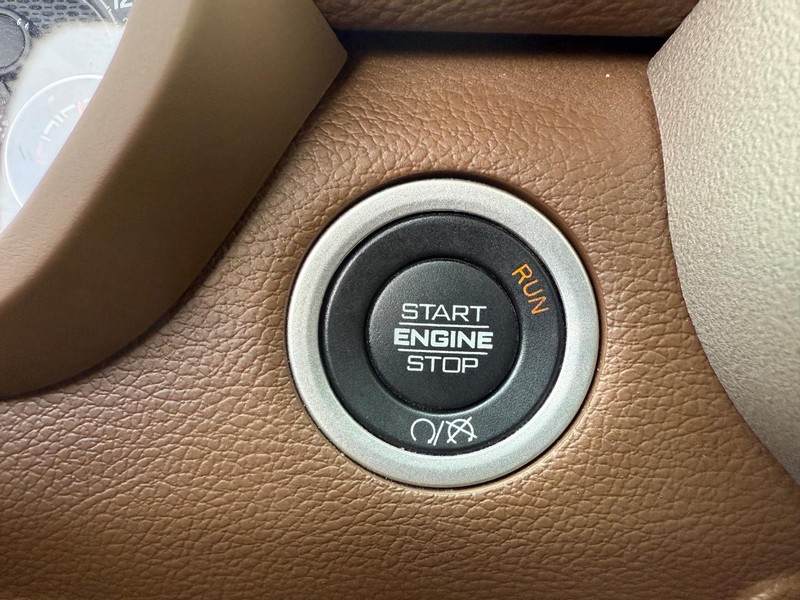 Ram 3500 Vehicle Full-screen Gallery Image 22