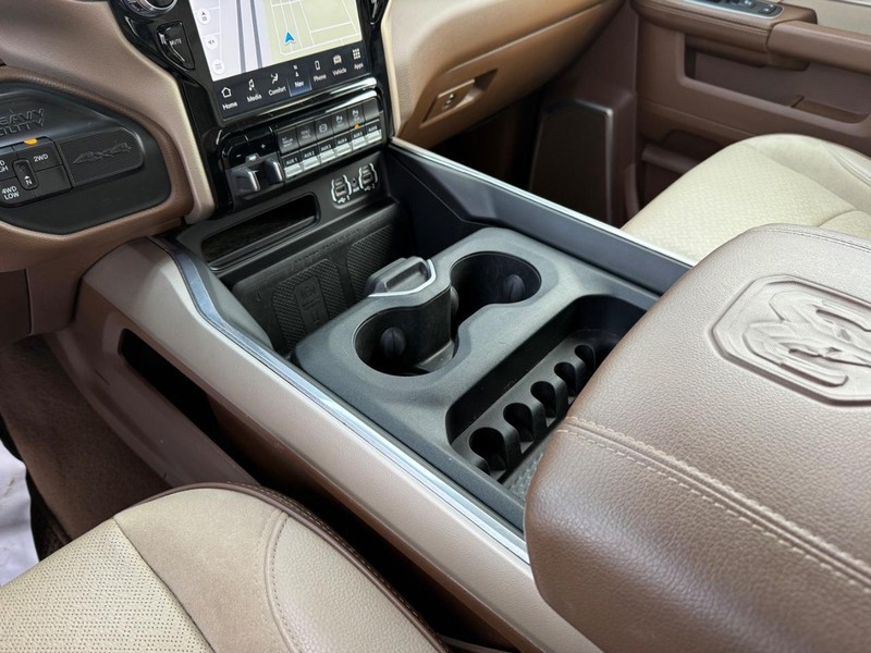 Ram 3500 Vehicle Full-screen Gallery Image 25