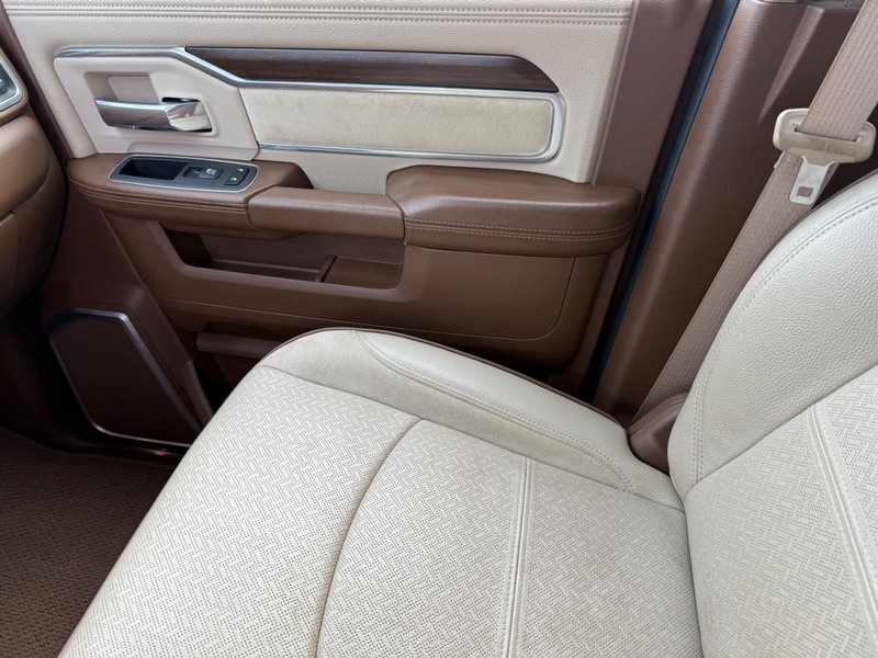 Ram 3500 Vehicle Full-screen Gallery Image 26